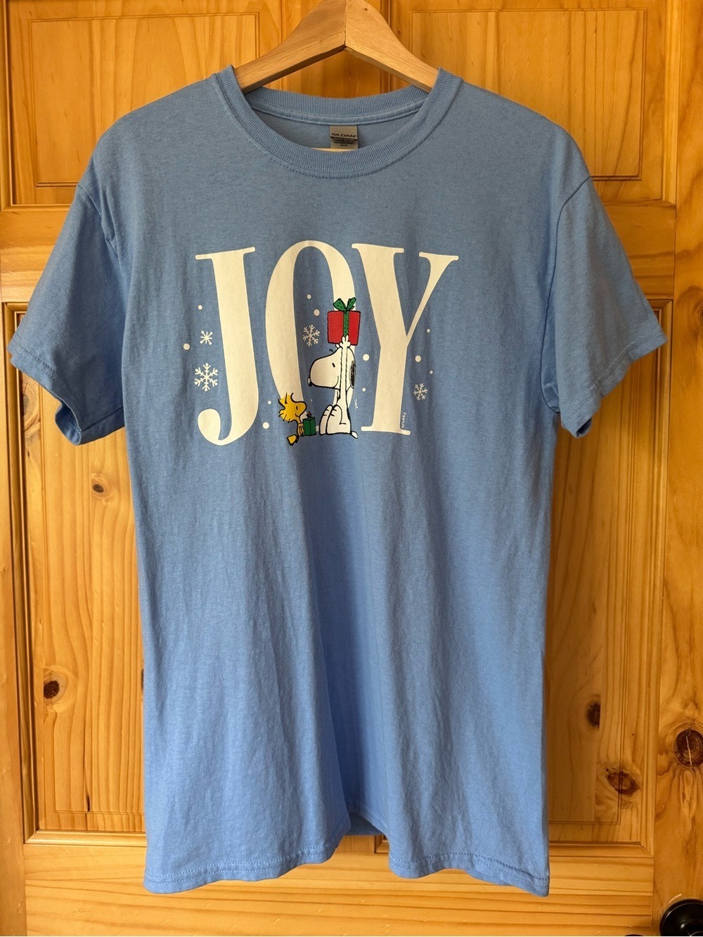 Gildan Snoopy & Woodstock “JOY” snowflake print tee size medium